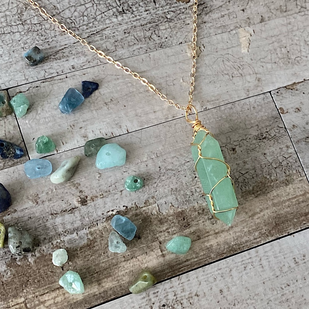 GREEN AVENTURINE crystal stone wire-wrapped pendant gold tone necklace n… - Picture 2 of 5